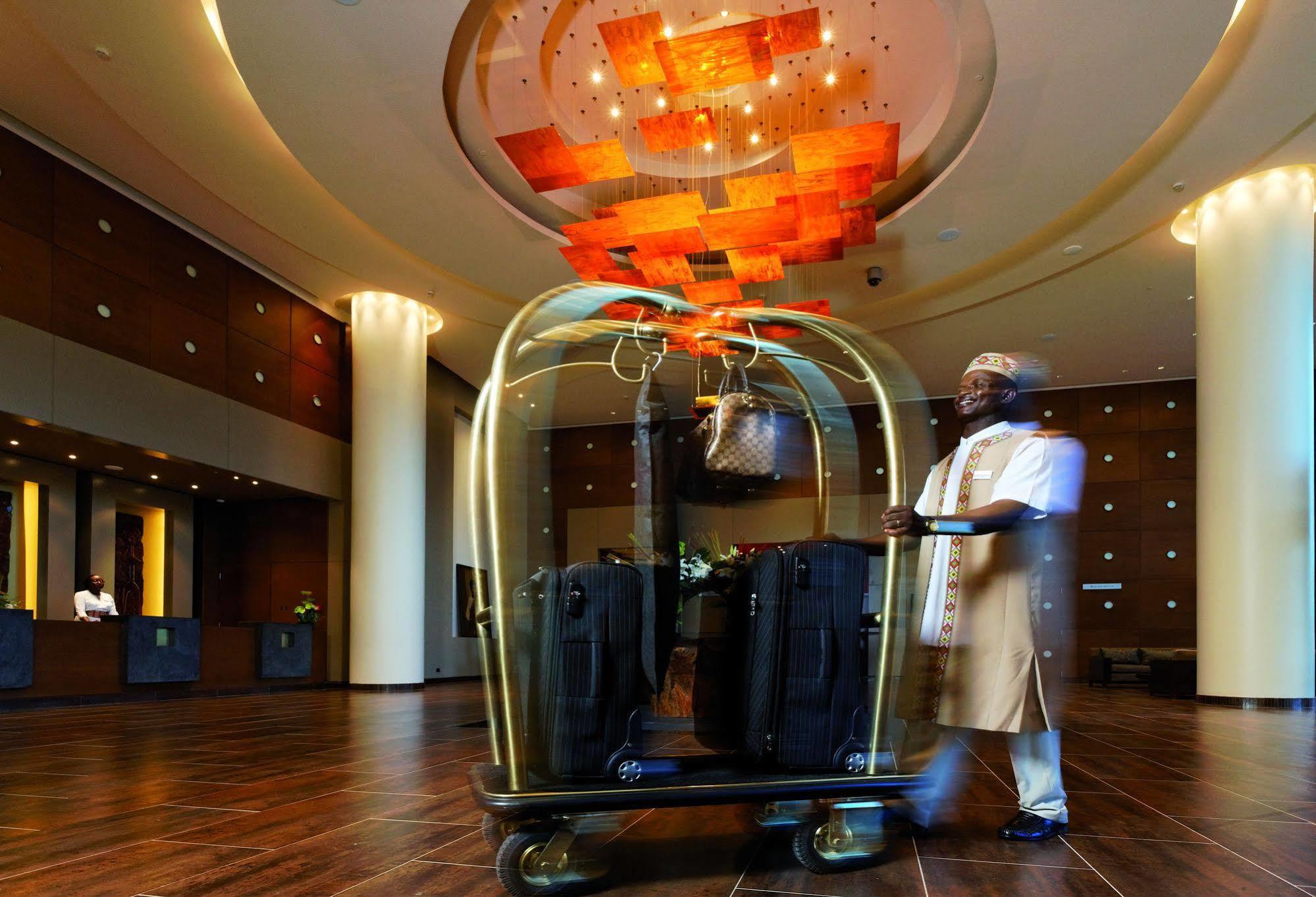 โมเวนพิก แอมบาสซาเดอร์ โฮเทล อักกรา Hotel ภายนอก รูปภาพ