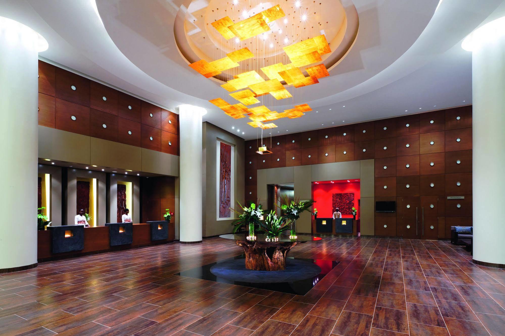 โมเวนพิก แอมบาสซาเดอร์ โฮเทล อักกรา Hotel ภายนอก รูปภาพ